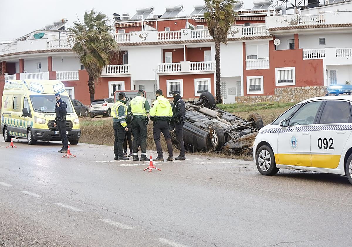 Un coche vuelca en la entrada de Badajoz por un despiste en la conducción